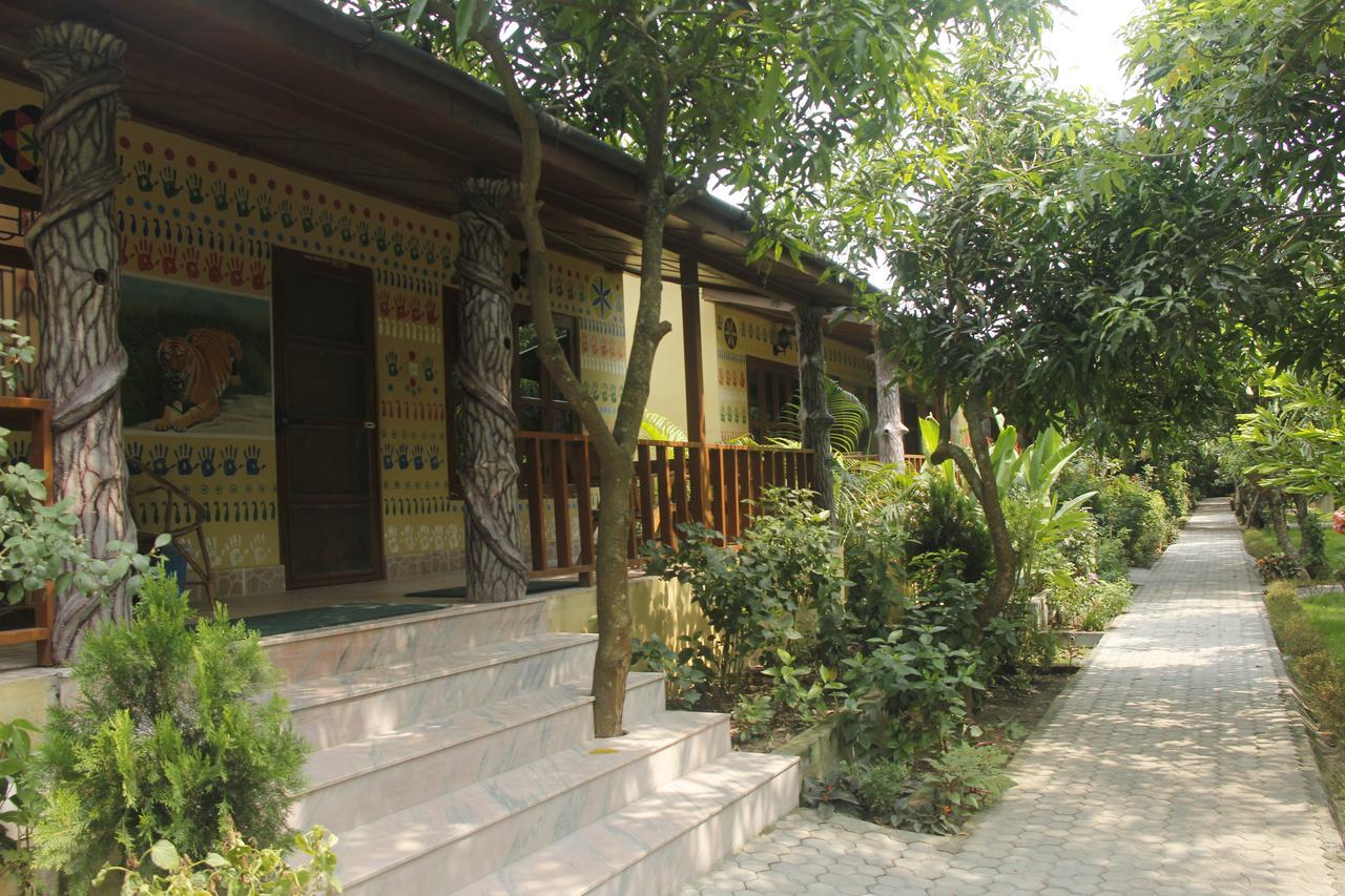 Rhino Land Jungle Lodge Sauraha Exterior photo