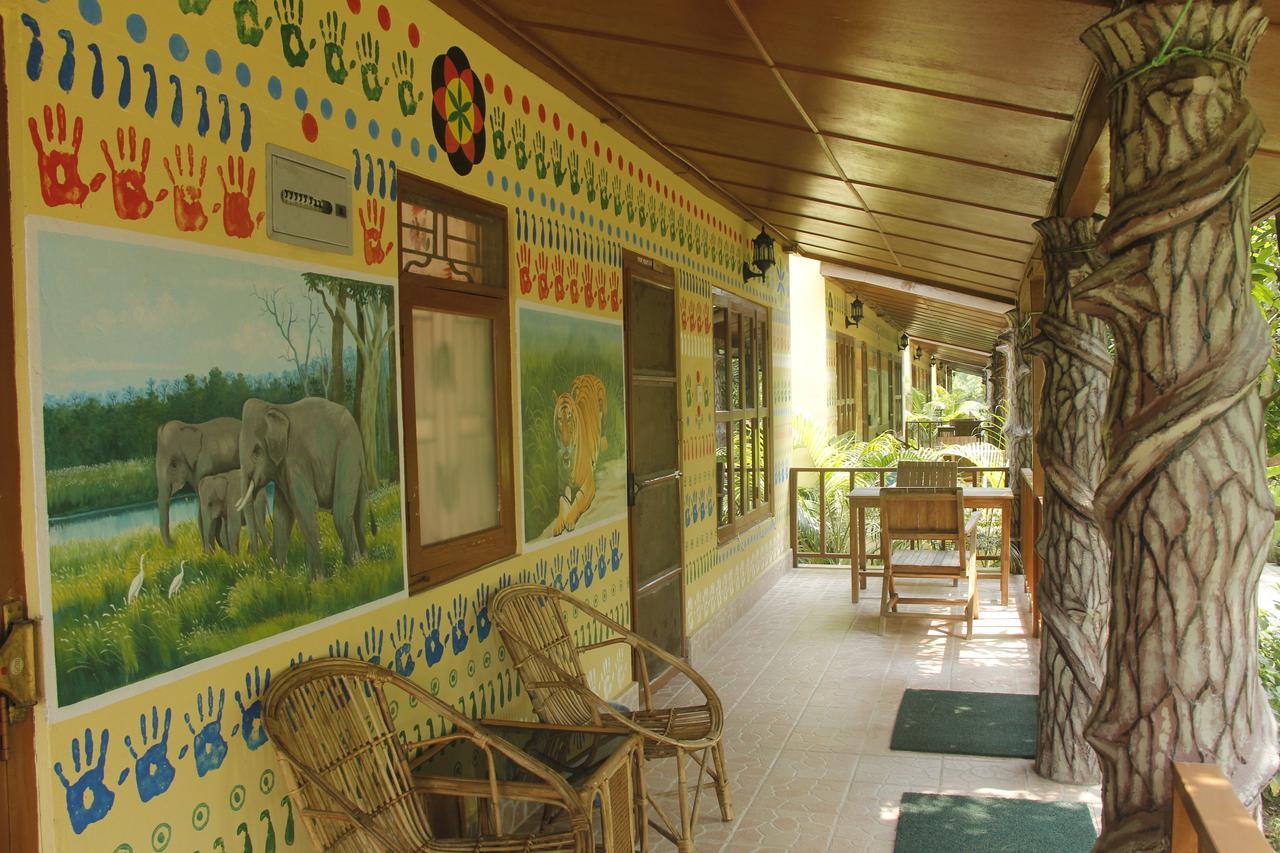 Rhino Land Jungle Lodge Sauraha Exterior photo