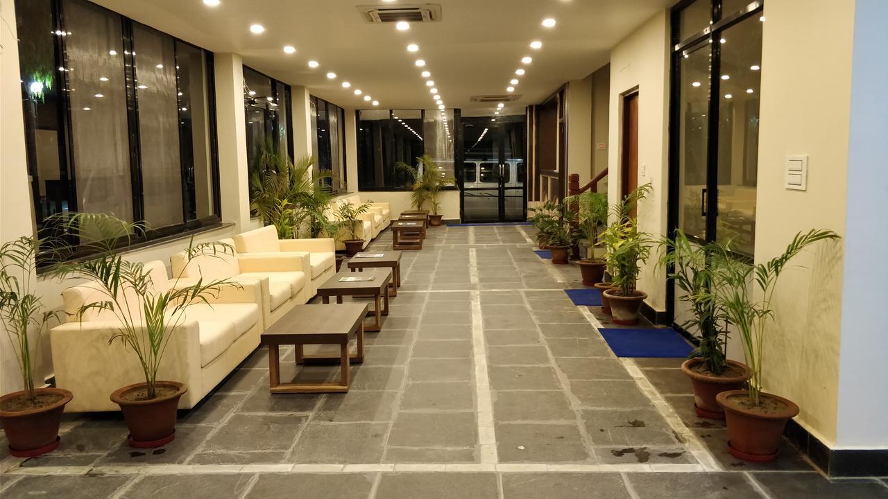 Rhino Land Jungle Lodge Sauraha Exterior photo